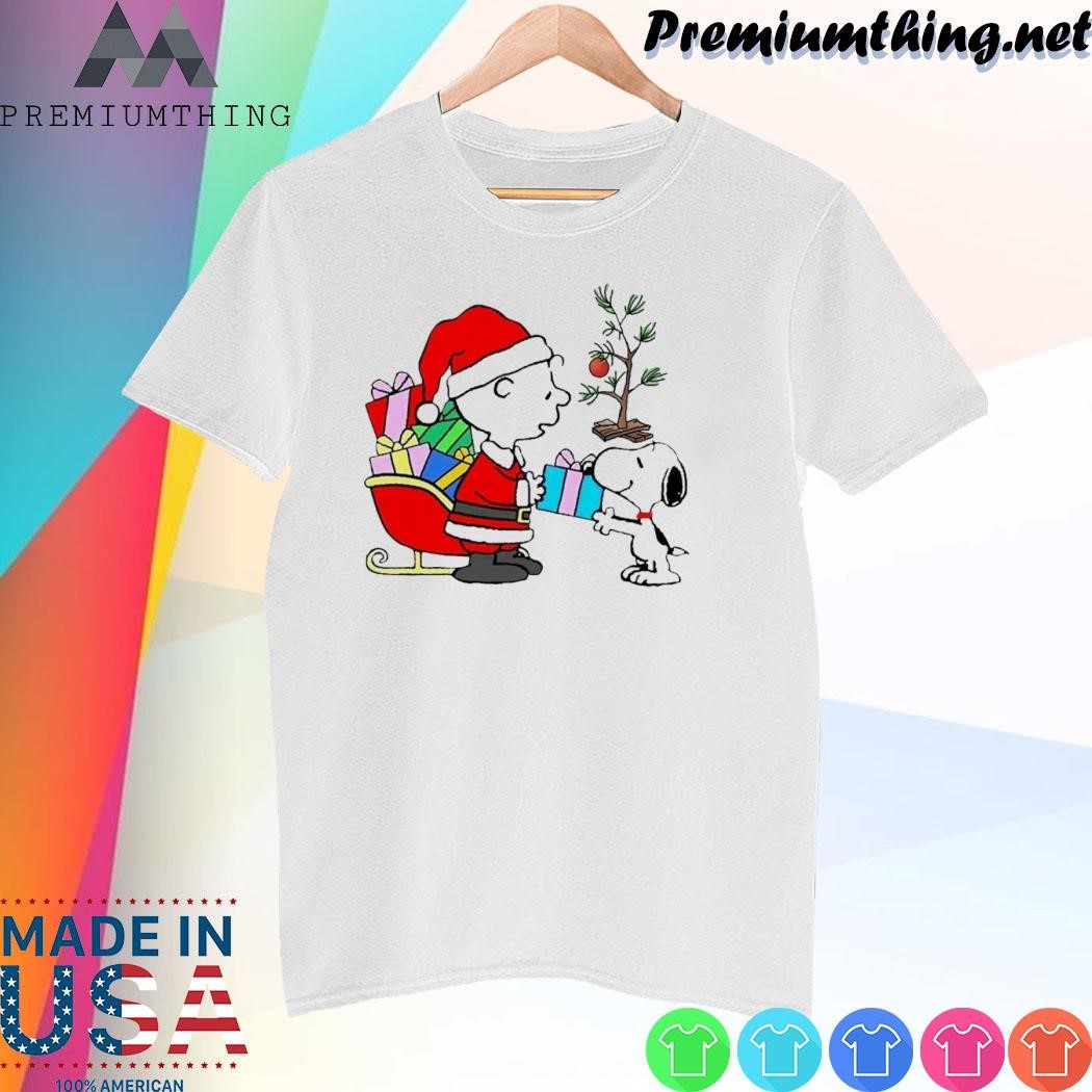 Design Charlie Brown hat santa give a gift Snoopy merry christmas shirt