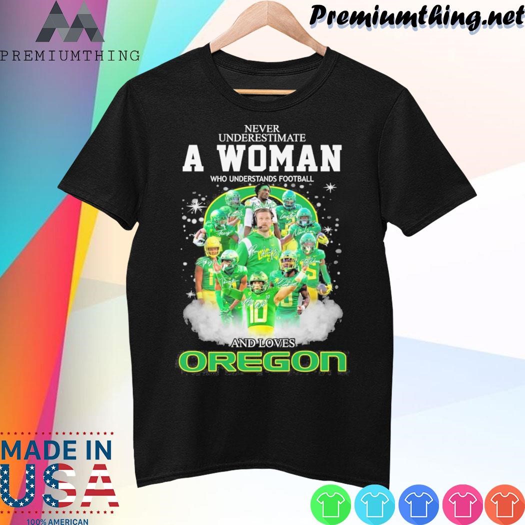 Design Never underestimate a woman who understands football and loves Oregon Ducks team player name signature shirt